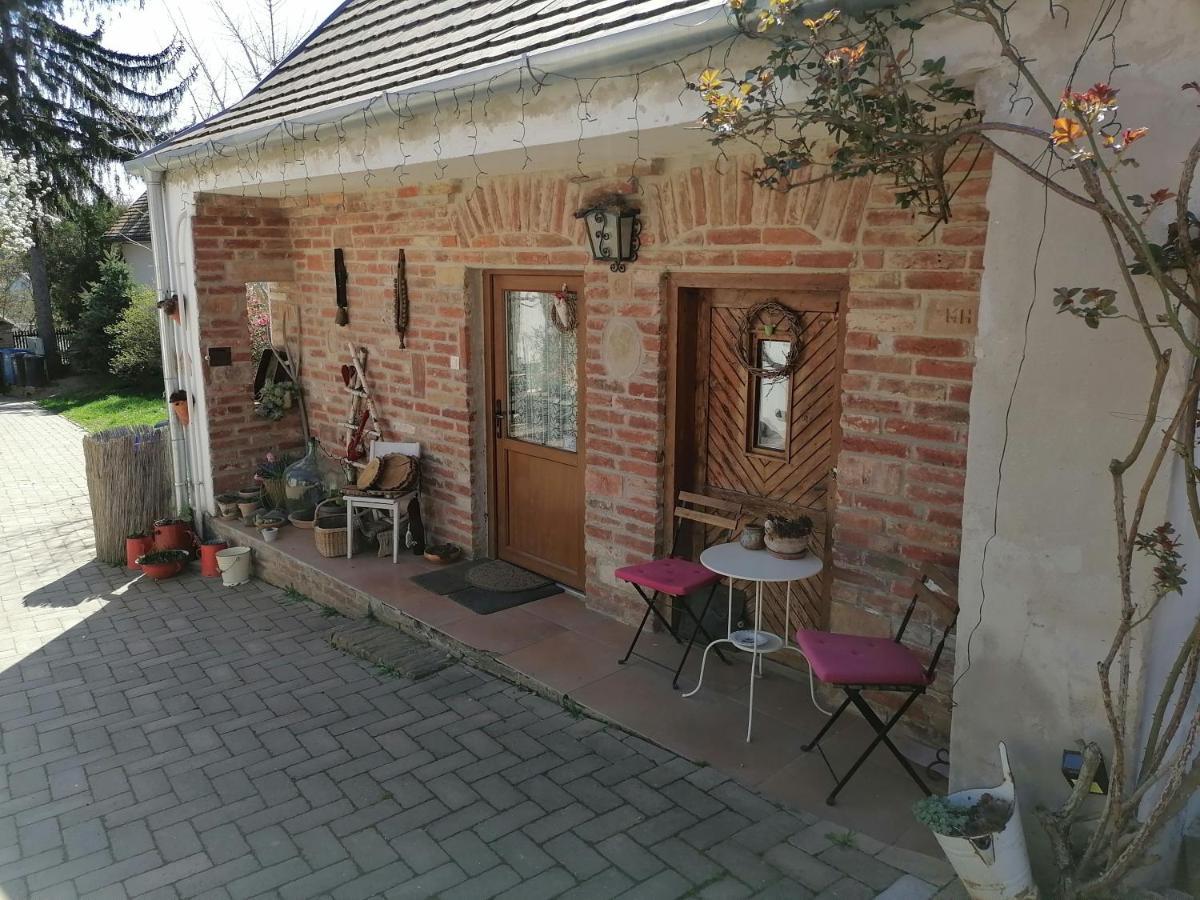 ホテル Mives Vendeghaz Pogány エクステリア 写真